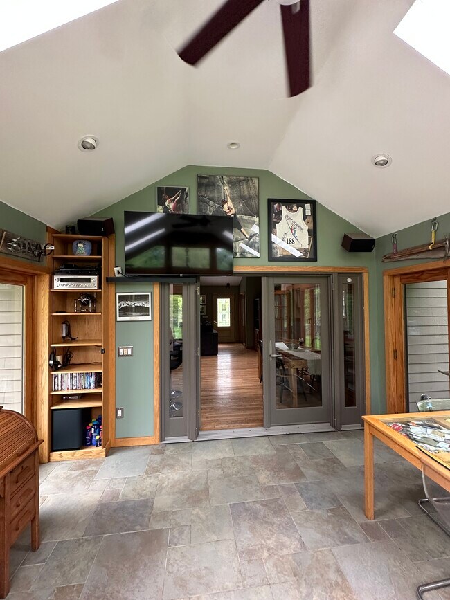 Building Photo - 16 Gibbons Ln