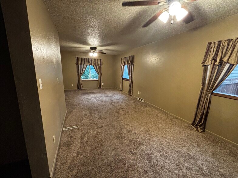 Living room - 829 W 5th Ave