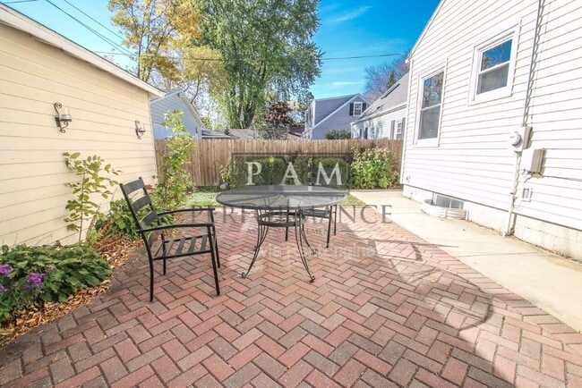 Building Photo - 4795 N Idlewild Ave