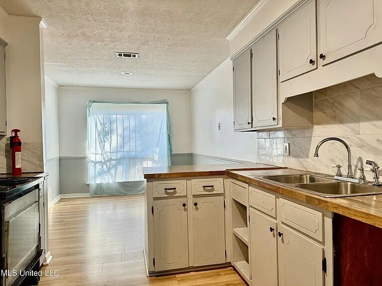 Building Photo - 123 Fairoaks Dr