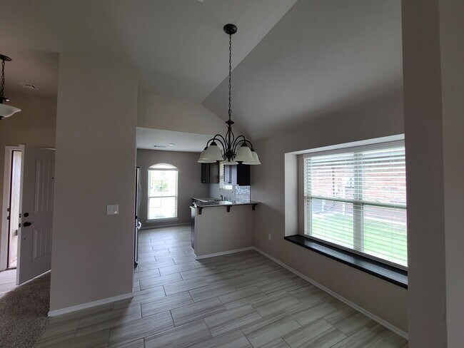 Building Photo - 3 bed 2 bath in Yukon! Stunning finishes, ...