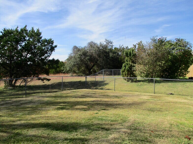 Building Photo - 165 Armadillo Ln