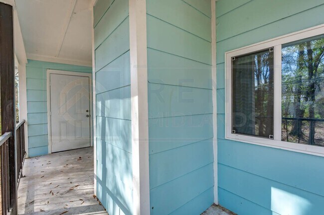 Building Photo - Newly Renovated 2 Bedroom Apartments Near I-26 and Costco!