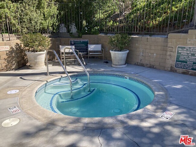 Building Photo - 1506 Palisades Dr