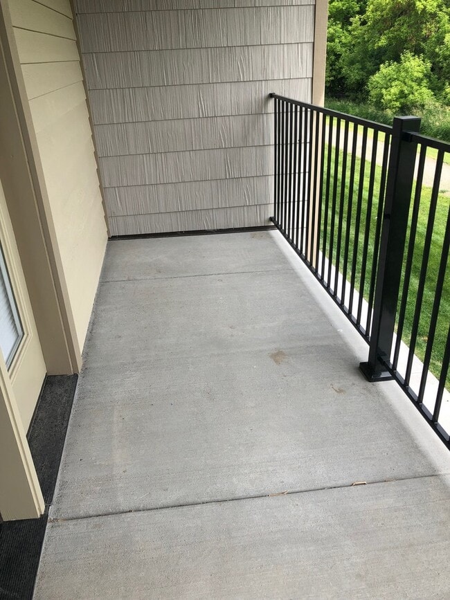 Building Photo - 3 Bedroom, 2 1/2 Bathroom Townhouse -2 weeks free rent with 1-year lease-