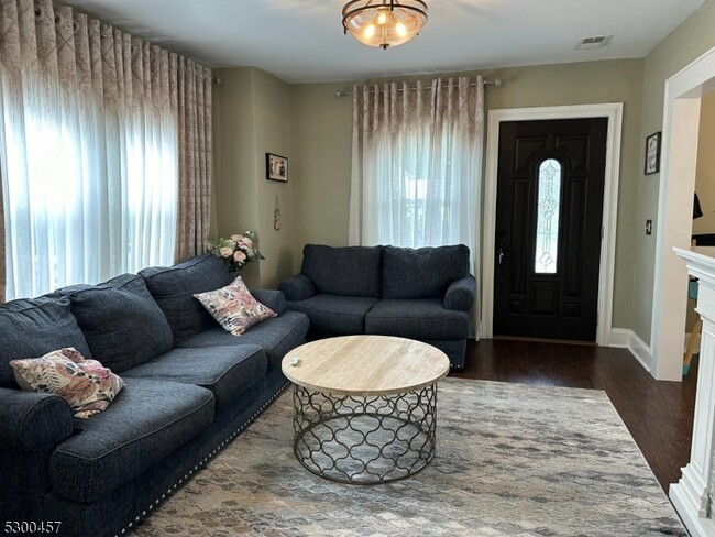 Building Photo - 89 Farragut Rd