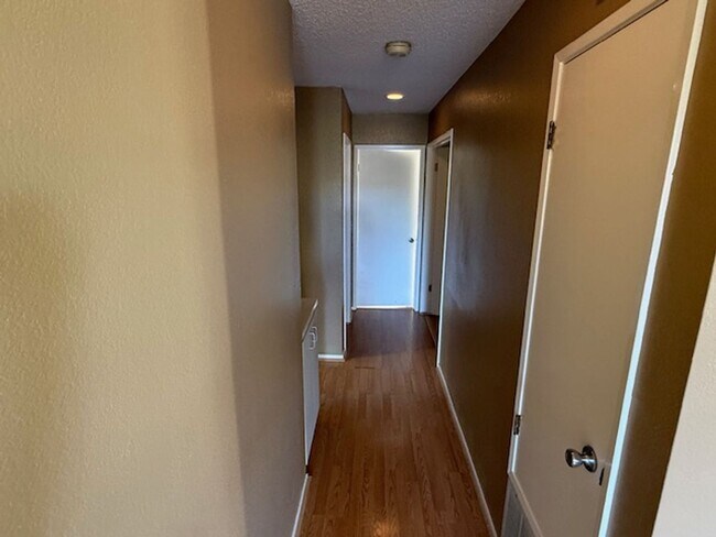 Building Photo - 2-Bedroom, 2-Bathroom Ground Level Condo in Hercules