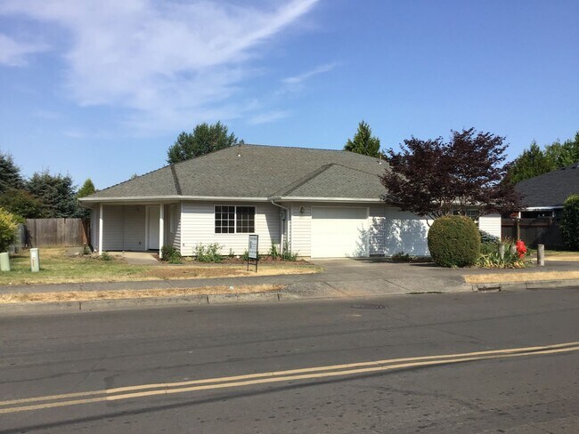 Building Photo - Silverton Duplex #13146