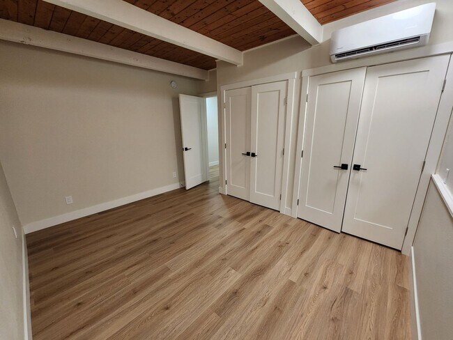 Building Photo - Beautifully Remodeled 2 bed 1 bath unit in...