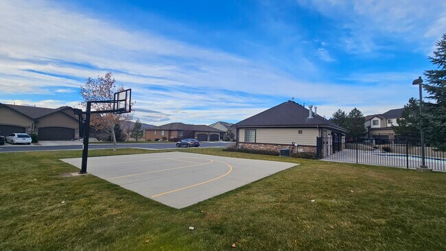 Building Photo - 2718 N Elm Dr