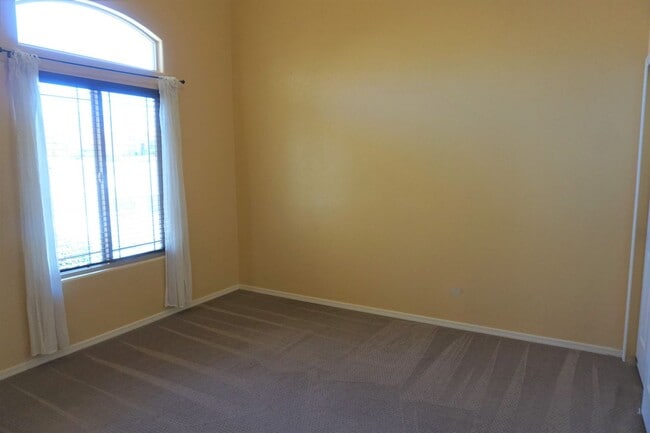 Building Photo - Oakmont Subdivision