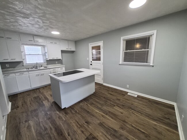 Building Photo - 2703 Kristen Dr E