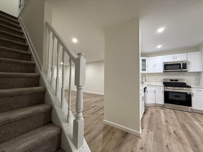 Building Photo - 9 Seneca Dr