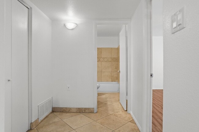 Building Photo - Prime ASU Location 5BR Home with Pool & Garage