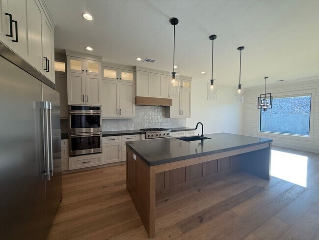 Building Photo - Gorgeous 5 bed 3.5 bath in Desert Canyons