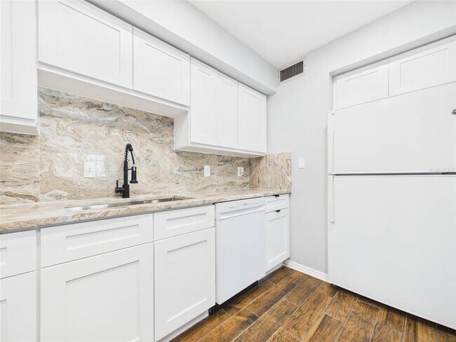 Building Photo - 2415 W Jetton Ave