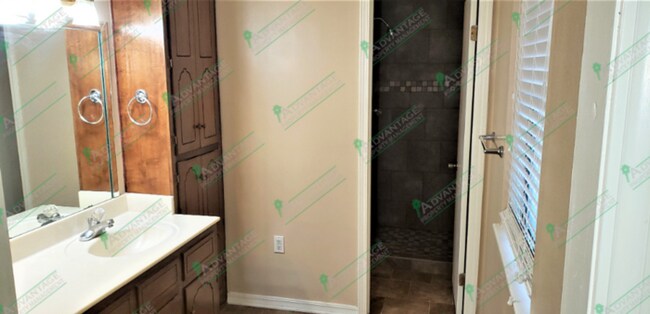 Building Photo - Spacious 3 Bedroom 2 Bath home