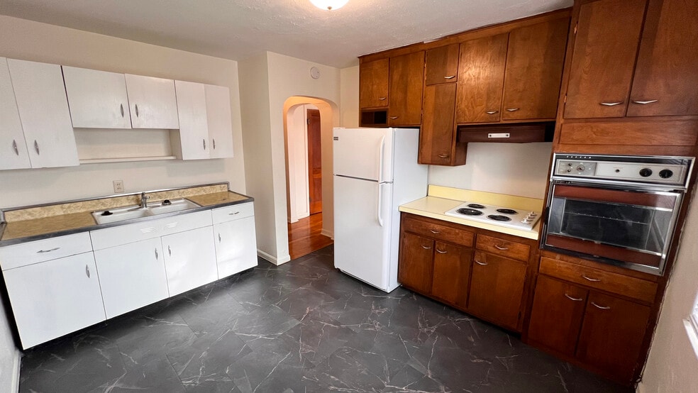 Kitchen - 227 W Dunklin St