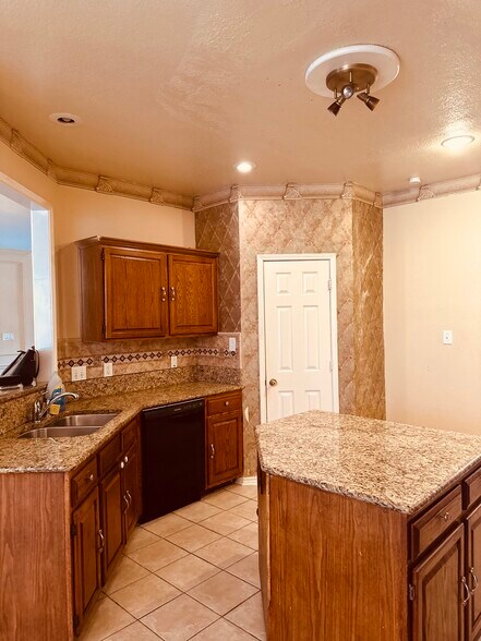 Kitchen. Granite with island - 1728 Shadow Crk
