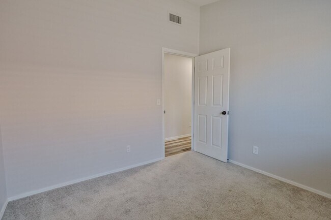 Building Photo - 4 Bedroom 2 Bathroom