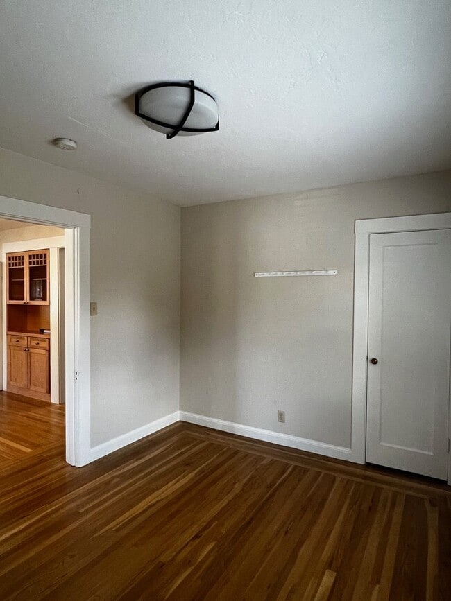Building Photo - 2 Bedroom / 1 Bathroom Single Family Home ...