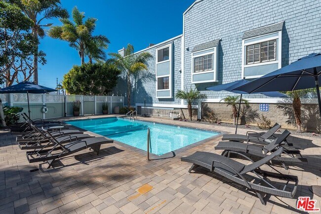 Building Photo - 3516 Vía Dolce