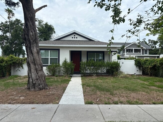 Building Photo - Beautiful 3 bedroom home near Downtown St ...