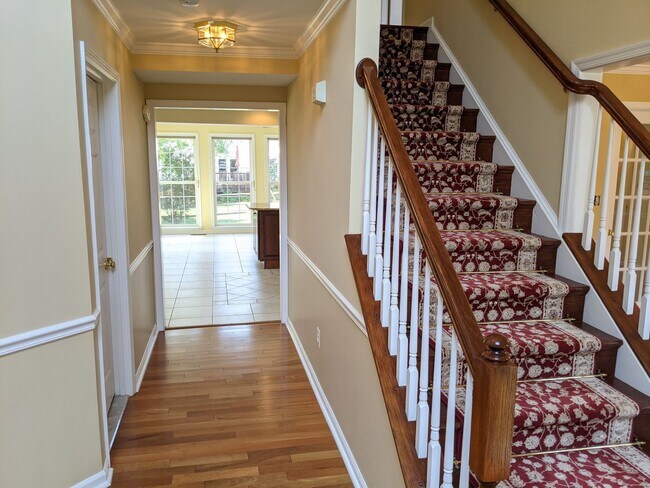 Building Photo - 403 McClellan Dr
