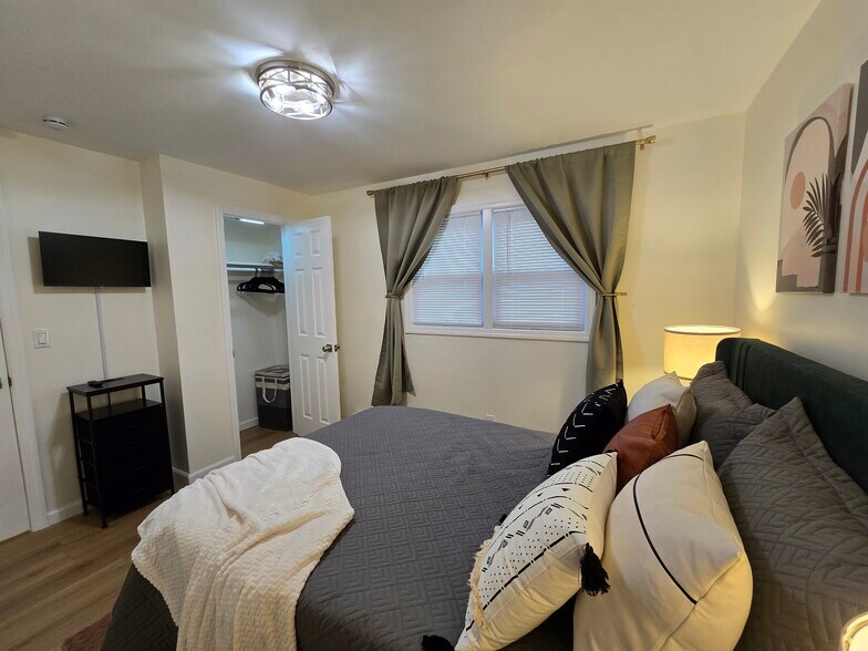 Building Photo - 396 Kaplan Ave