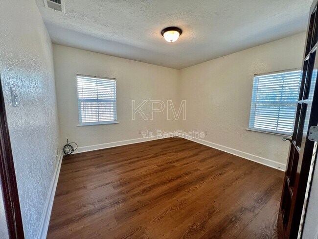 Building Photo - 2016 Canal Dr