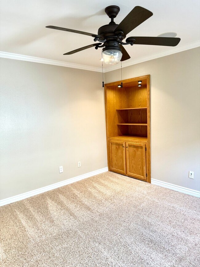 Building Photo - Coveted Highpoint Property