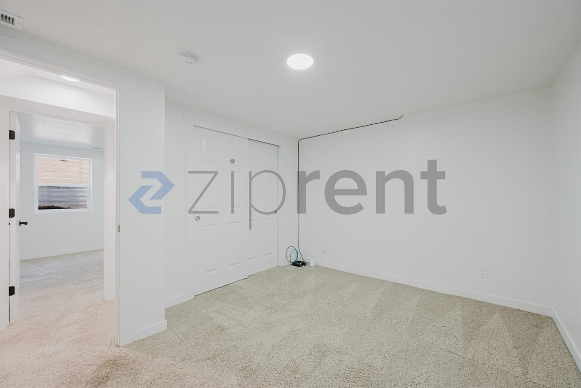 Building Photo - Unit B