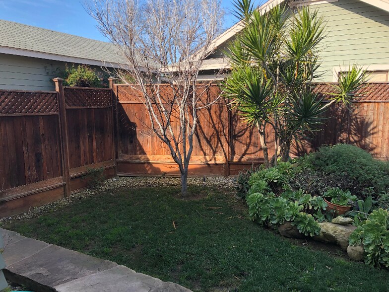 Building Photo - 316 W Victoria St