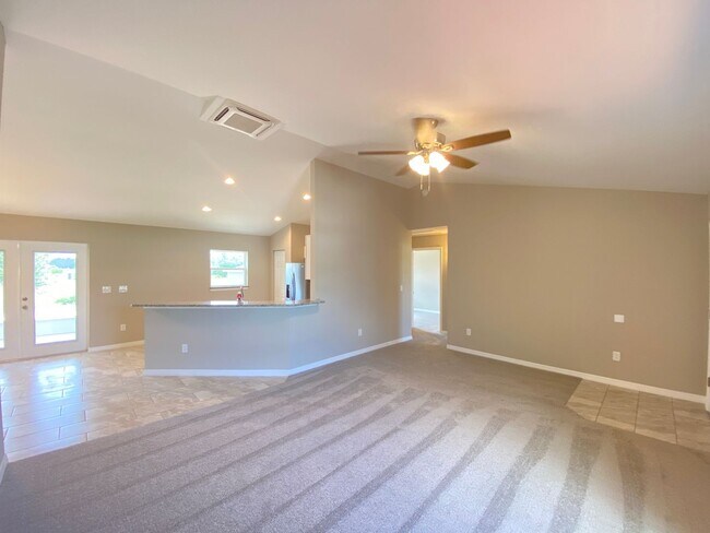 Building Photo - Desirable SE Ocala Neighborhood 3/2/2 *WON...