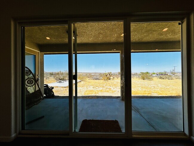 Building Photo - Gorgeous 3 bd, 2.5 ba on 1 acre