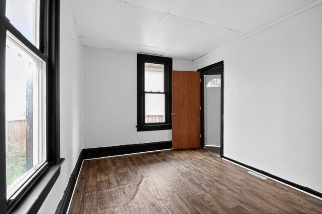 Building Photo - 2210 W Wiswall St