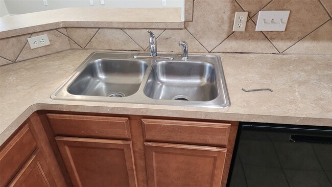 Building Photo - 11430 Hackmatack Way