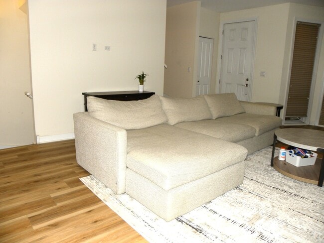 Building Photo - 57 Northfield Terrace