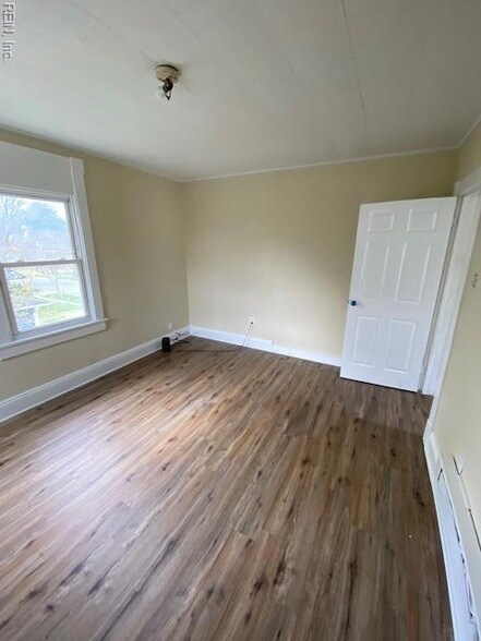 Building Photo - 3016 Somme Ave