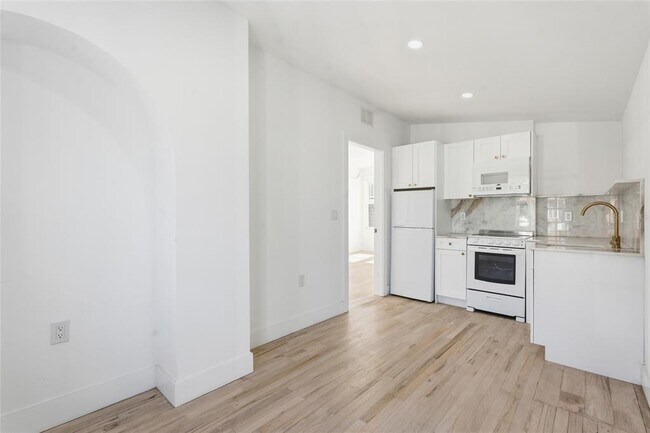 Building Photo - 326 6th Ave N