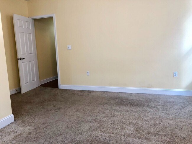 Building Photo - Apartment Units in Old Goucher, Baltimore, MD!