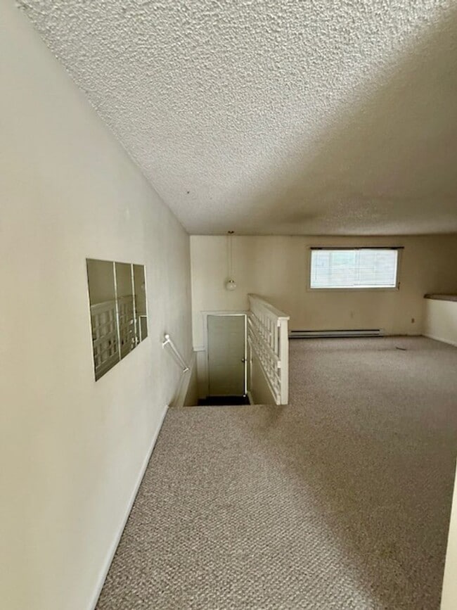 Building Photo - 2 Bedroom 1 Bath Duplex - NEW LOW PRICE