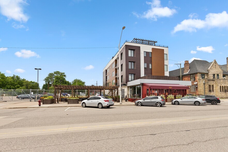 Building Photo - 438 Selden St