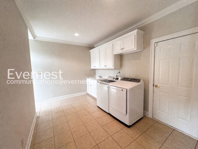 Building Photo - Spacious Living with Modern Amenities: Off-Street Parking, Deck, and Patio | Available Now!