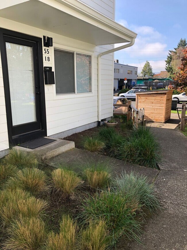 Building Photo - Piedmont Neighborhood light-filled townhom...
