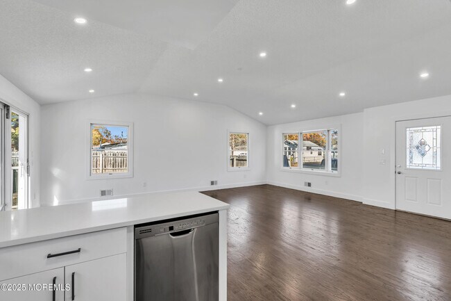 Building Photo - 526 Bradley Blvd