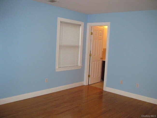 Building Photo - 622 S 6th Ave