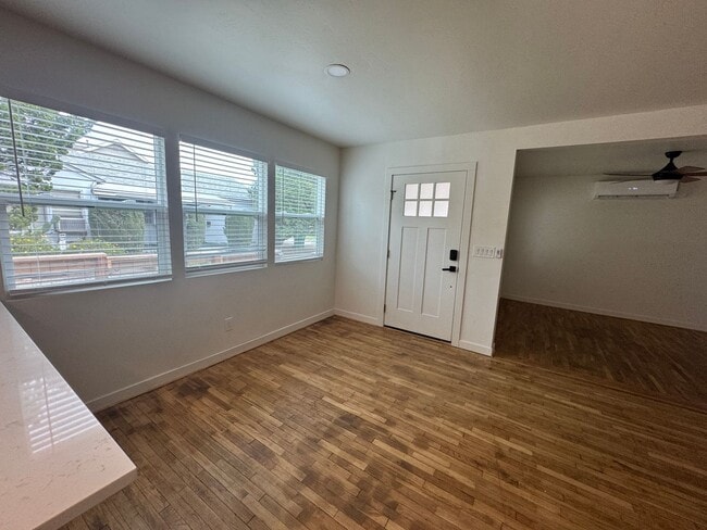 Building Photo - 2 Bedrooms, 1 Bath, Garage, Washer and Dryer Hookups