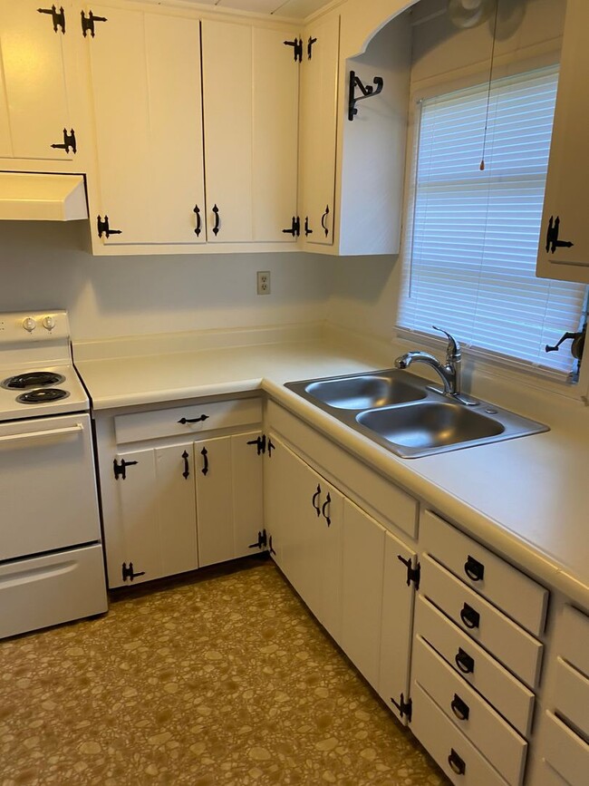 Primary Photo - 2 bedroom 1 bath not too far from downtown...