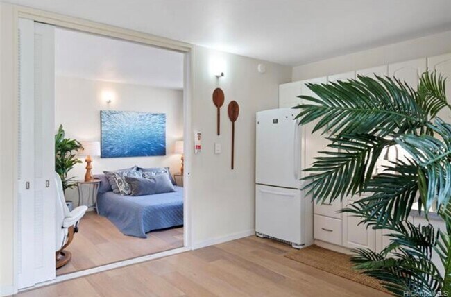 Building Photo - Makiki - Spacious one bedroom, one bath at...